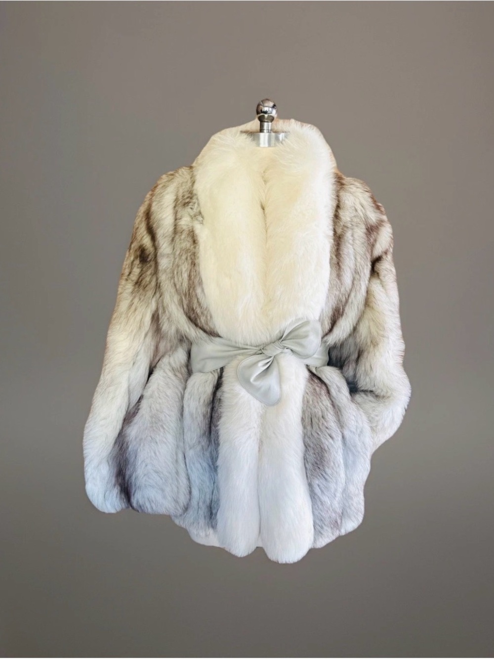 STUNNING GENUINE SILVER & NORWEGIAN ARCTIC FOX FUR COAT FLUFFY